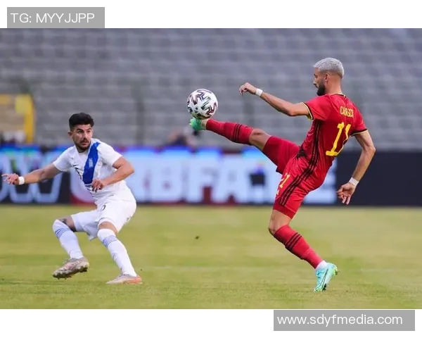 足球明星与国际手势的精彩瞬间展现全球文化交流与友谊